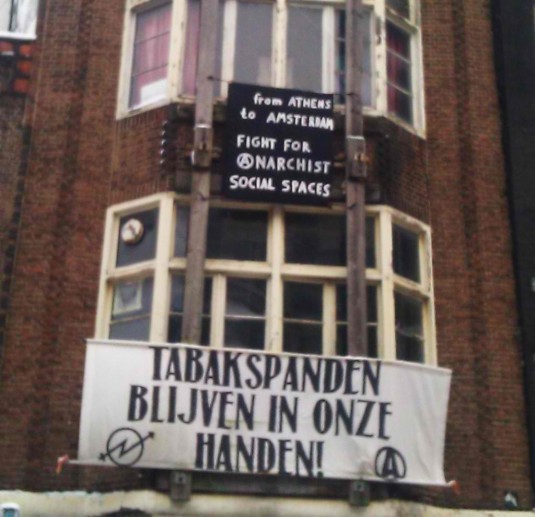 Sullo striscione in basso si legge un messaggio contro i piani di valorizzazione in una comunità di case occupate: "Tabakspanden rimane nelle nostre mani!"