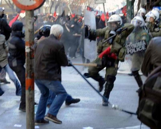 Combatti… a qualsiasi età (scena dalla manifestazione odierna ad Atene)