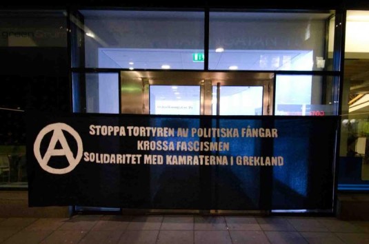 "Fermate le torture contro i prigionieri politici - Abbasso il fascismo - Solidarietà con i compagni in Grecia" 